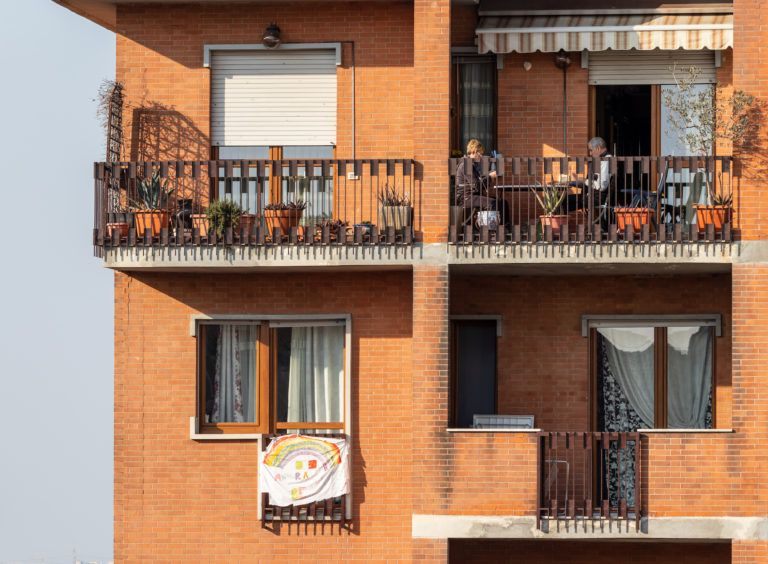 Coronavirus Italy in quarantine and people on balcony with manifesto of hope